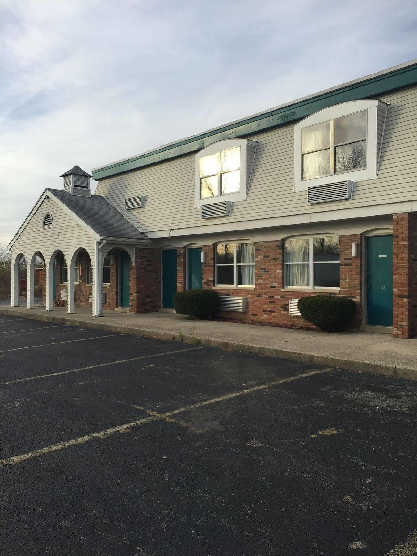 Red Carpet Inn Piqua Exterior photo